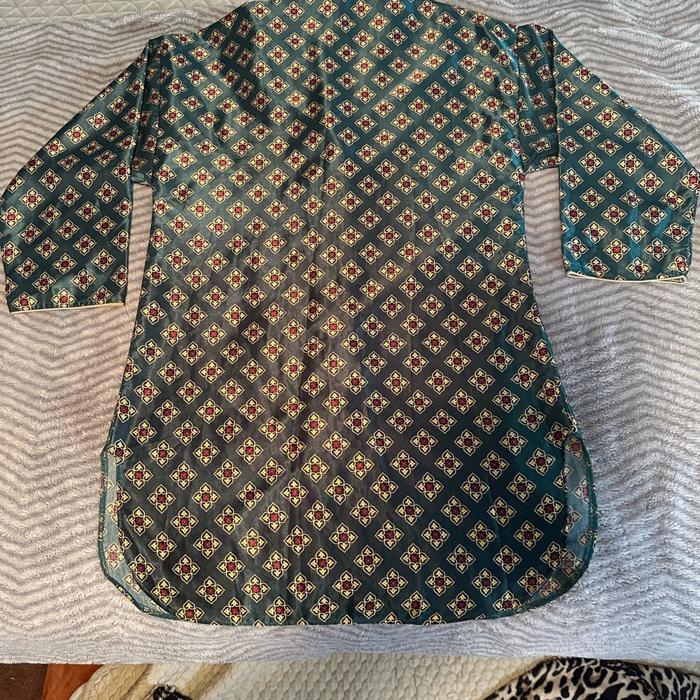 Vanity Fair Green and Red Patterned Top - Picture 2 of 8